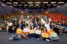 Students of CUHK Nethersole School of Nursing took a group photo with officiating guests.