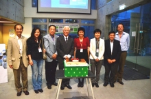 Prof. Lee Siu Nam Paul, Dean of Social Science (4th left), professors of Department of Geography and Resource Management, and members of the Urban Studies Programme Committee, at the cake-cutting ceremony in celebration of the first anniversary of the Urban Studies Programme.