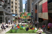 "Magic Carpet: Re-envisioning Community Space in Sai Ying Pun" transforms the sloped Centre Street in Sai Ying Pun into an outdoor cinema for one night at the Mid-autumn Festival. (Image：Francesco Rossini)