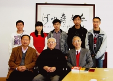 Mr. Choi Park Lai (front middle), Chairman of Hong Kong Shun Lung Yan Chak Foundation, and Mr. Lau Sai Yung (front right) meet ISEIS director Prof. Lin Hui (front left) and intern students.