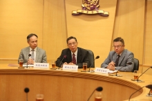 A panel discussion session after the lecture by Prof. Zhong Nanshan (middle), Prof. David Shu-cheong Hui, Head of Division of Respiratory Medicine, Department of Medicine and Therapeutics, and Director of Stanley Ho Centre for Emerging Infectious Diseases (right); and Prof. Paul Kay-sheung Chan, Chairman of Department of Microbiology and Deputy Director of Stanley Ho Centre for Emerging Infectious Diseases, CUHK.