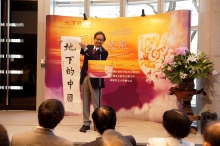 Prof. Tang Chung displays a Chinese calligraphy written by Prof. Jao Tsung-I.