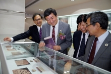 (From left) Prof. Tang Chung, Prof. Joseph Sung, Mr. He Gang and Prof. Bai Yunxiang viewing the artefacts together.