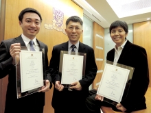 (From left) Prof. Ng Kai-chiu, Prof. Au Chak-leung and Prof. Choi Po-king, awardees of Vice-Chancellor’s Exemplary Teaching Award 2012, share their teaching experience.