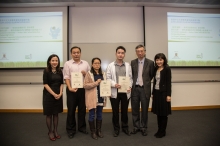 Ms. Shirley FISHER, Charities Manager of The Hong Kong Jockey Club (first left); Prof. FUNG Tung, Associate Pro-Vice-Chancellor of CUHK (second right); and Mrs. Cecilia LAM, Programme Director of CUHK Jockey Club Initiative Gaia (first right), present certificates to members of the Go Green Community – Jockey Club Carbon Reduction Partnership Scheme for their successful completion of the first-year work.