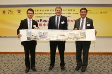 Prof. Joseph Sung, Vice-Chancellor and President of CUHK (right) and Prof. Francis Chan, Dean of Medicine and Director of the Lui Che Woo Institute of Innovative Medicine, CUHK (left) present a souvenir to Prof. Steven Cramer.