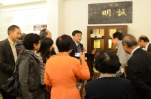 The guests join the guided tour led by Prof. Chan Sun-on, Associate Head of New Asia College.