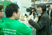 The guests visit the interactive information and game booths.