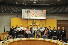 Prof. Joseph Sung, Vice-Chancellor and President, CUHK presents souvenirs to the representatives of Utrecht University.