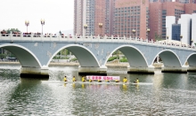 CUHK students and beneficiaries of the programme surround the Shing Mun River hand in hand.