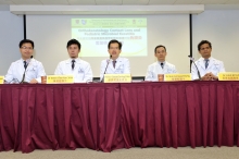 Prof. Clement THAM (middle), S.H. Ho Professor of Ophthalmology & Visual Sciences; Dr. Jason YAM (1st left), Assistant Professor; Dr. Tommy CHAN (2nd left), Clinical Tutor (Honorary); Dr. Alvin YOUNG (2nd right), Clinical Associate Professor (Honorary); and Dr. Vishal JHANJI (1st right), Assistant Professor, Department of Ophthalmology & Visual Sciences at CUHK, share their latest findings on Ortho-K lens and pediatric microbial keratitis.