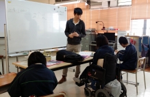 The CUHK volunteers help students at  SAHK Ko Fook Iu Memorial School with their academic problems.