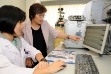 Recent research led by Professor CHAN (right) explains why patients with cystic fibrosis often develop diabetes.