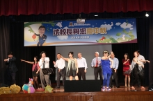 不同部門的同事在台上載歌載舞，落力表演。