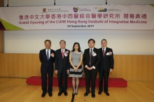 Prof Justin CY Wu, Director of HKIIM (2nd right) presents souvenirs to representatives of donor including Dr Edgar WK Cheng, Chairman of the Lanson Foundation; Prof Edwin CL Yu and Mrs Yu, the CUHK InteMed Fund (1st to 3rd left); and Mr Anthony WK Chow, Deputy Chairman of The Hong Kong Jockey Club (1st right).