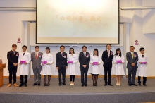 中大中醫學院校友會會長單進豪醫師（左一）、博愛醫院董事局主席何榮添博士(左三)、衞生署助理署長（中醫藥）林文健醫生(左五)、食物及衞生局局長高永文醫生(右六)、中大醫學院院長陳家亮教授(右四)、中大中醫學院院長梁榮能教授(右二)為中醫學新生穿上白袍，並送贈象徵中醫專業的脈枕。
