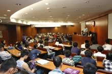 A demonstration of Moot Court at the Faculty of Law.