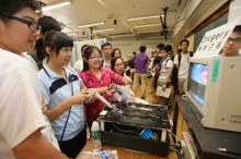 Secondary school students experience operating medical equipment at laboratories of the Faculty of Medicine.