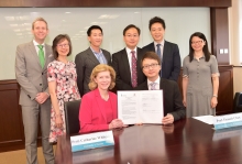 (Front row, right) Professor Francis Chan Ka Leung, Dean, Faculty of Medicine, CUHK and (front row, left) Professor Catharine Whiteside, Dean, Faculty of Medicine sign an addendum to Memorandum of Understanding to promote exchange and cooperation on integrative medicine through medical placements for students of the two universities. Professor Justin Wu (3rd right at the back) is the Associate Dean (Development) of the Faculty of Medicine and Director of Hong Kong Institute of Integrative Medicine, CUHK.