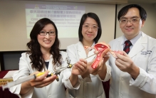 (From right) Prof. Leung Tak Yeung, Chairman; Dr. Cheung Chun Wai, Clinical Associate Professor (Honorary); and Dr. Wong Sze Wai, Clinical Assistant Professor (Honorary) from  the Department of Obstetrics and Gynaecology, CUHK present the research findings on vasopressin injection prior Hysteroscopic Myomectomy.