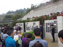 CUHK Faculty of Medicine holds an ash scattering ceremony for 20 silent teachers and invites their families to participate.