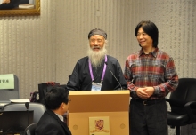 中国道教协会会长任法融道长（左）致辞。