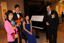 Prof. Leung Yuen Sang, Director of the Institute of Chinese Studies (right) and Prof. Fanny Cheung, Pro-Vice-Chancellor of CUHK (left), and two music performers pose for a photo.