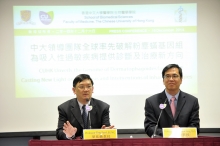 Professor Ting Fan LEUNG, Chairman of CUHK Department of Paediatrics (Left) explains that the D. farinae genomemay, depicted by Professor Stephen Kwok Wing TSUI, School of Biomedical Sciences, CUHK (Right), helps develop more accurate dust mite-specific immunotherapy.