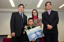 Respiratory allergies are incurable. Ms Sze (2nd right)’s 9-year-old son (2nd left) who suffering from asthma has to get medication ready at any time to reduce immune responses.