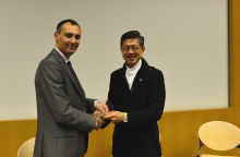 Prof. Eng-Kiong Yeoh (right), Director of the Jockey Club School of Public Health and Primary Care, CUHK presents a souvenir to Prof. Anthony Kessel, Director of International Public Health and Responsible Officer of Public Health England.