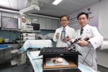 Professor Philip Chiu (right) demonstrates the laparoscopic implantation of a “Gastric Pacemaker”, which can help gastroparesis patients to restore stomach function by gastric electrical stimulation. The patient can resume normal diet as the digestive system restore its normal functioning.