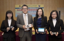 A student volunteer team led by Dr. Vivian Lee, Associate Professor from the School of Pharmacy (2 right) and Dr. Bryan Yan, Associate Professor from the Department of Medicine and Therapeutic, CUHK (2 left)  conduct AF screening for the elderly in the community.