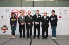 Mr. Matthew Cheung Kin-chung (2nd right), Secretary for Labour and Welfare, The HKSAR Government; Mr. Peter Cheng (2nd left), Chairman, CTFCF; Professor Peter Mathieson (3rd right), President and Vice-Chancellor, HKU; Professor Michael Hui (3rd left), Pro-Vice-Chancellor, CUHK, officiate at the opening ceremony and pose for a photo with two student representatives from CUHK and HKU (1st left and 1st right).