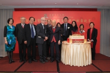 CUHK Vice-Chancellor Prof. Joseph Sung (1st right, front row), renowned French sinologist Prof. Léon Vandermeersch, former CUHK Vice-Chancellors Prof. Ambrose King, Mr. and Mrs. Lawrence Lau (3rd to 6th right) congratulate Prof. Jao Tsung-I on his 100th birthday.  Accompanying Professor Jao are his family members (back row).