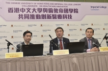 (右起) 倫敦帝國學院Hamlyn Centre總監及創辦人楊廣中教授、中大校長沈祖堯教授及中大周毓浩創新醫學技術中心主任趙偉仁教授。