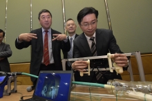 沈祖堯教授(左)及趙偉仁教授(右)講解及示範可應用於切除早期腸胃科腫瘤的內鏡手術機械人。