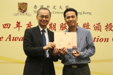 Prof. Fok Tai-fai, Pro-Vice-Chancellor of CUHK presents the certificate of Long Service Award to Mr. Gary Ning (right).