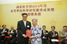 Prof. Tony Mok’s mother (right) represents his son to receive the award certificate from Prof. Lu Li.