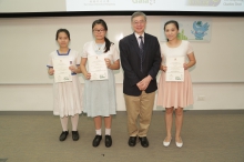 Prof. Gabriel LAU, Director of the Institute of Environment, Energy and Sustainability of CUHK (2nd right), presents certificates to the awardees of the ‘Favourite Green News Award’.