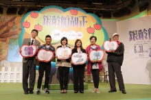 (From left) Prof. Timothy Kwok, Deputy Director of CUHK Jockey Club Institute of Ageing; Mr. Orlando To; Ms. Chan Man-kuen, Assistant Director of Broadcasting; Ms. Imelda Chan, Executive Manager, Charities, The Hong Kong Jockey Club; Ms. Nina Paw; and Mr. Leung Tin.