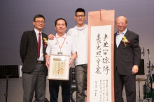 Souvenir presentation. (From right), Prof. Michael Hui, Acting Vice-Chancellor of CUHK, Jeremy Lin, Jeremy’s father, and Prof. Fong Wing Ping, Acting Head of Chung Chi College, CUHK.