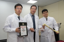 (From left) Dr. Tian Li, Prof. Qin Ling and Dr. Chow Ho Kiu from the Department of Orthopaedics and Traumatology, CUHK introduce the innovative bone implant, composed of biodegradable magnesium and conventional metals, which can be used for bone fixation in patients with osteoporotic fractures.