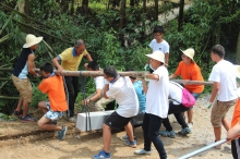 The volunteers complete the construction of the bridge in only 9 days.