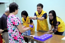 CUHK volunteers deliver the CUHK Mooncake to the elderly.