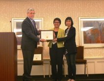 Prof. LEUNG Mei-yee and Dr. Julie CHIU receive the award in Wisconsin during the Annual Meeting of AGLS, and speak of their experiences in developing the general education programme in CUHK.