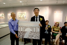 Mr. Ho presents a painting of Thomas to Prof. Joseph Sung.