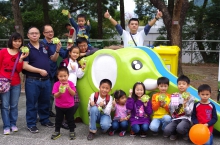 Mr Lee Meng-fa (middle) shares the story of the Green Island Elephant in the Alumni Homecoming Day of CUHK.