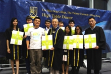 Mr Lee Meng-fa (third from left) introduces Taiwan’s green policies and sustainable development to Lee Woo Sing College students during the College’s high table dinner.