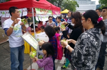 Mr Lee Meng-fa (left) shares the story of the Green Island Elephant in the Alumni Homecoming Day of CUHK.