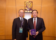 Prof. Tai-fai Fok, CUHK Pro-Vice-Chancellor (left) presents a souvenir to Academician Guanhua Xu.